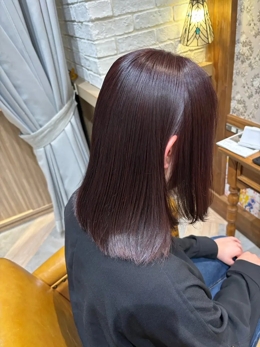 ミディアム カラー ブリーチ ボルドーカラー ブリーチなしカラー 嶌﨑 葵衣のヘアスタイル