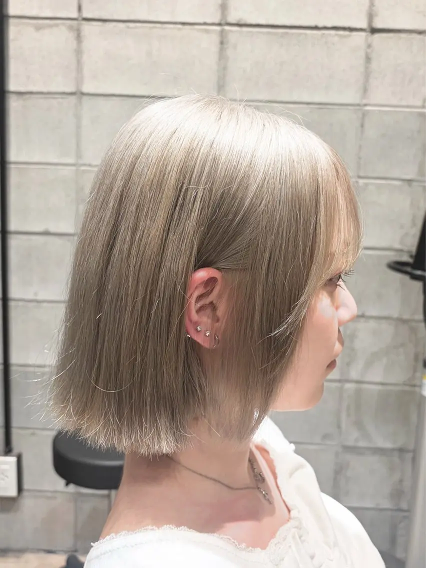 ミディアム カラー 切りっぱなしボブ ベージュカラー ブリーチ ケアブリーチ ホワイトベージュ カット ヘアカラー トリートメント みわ/博多 ブリーチ/メンズヘアのヘアスタイル