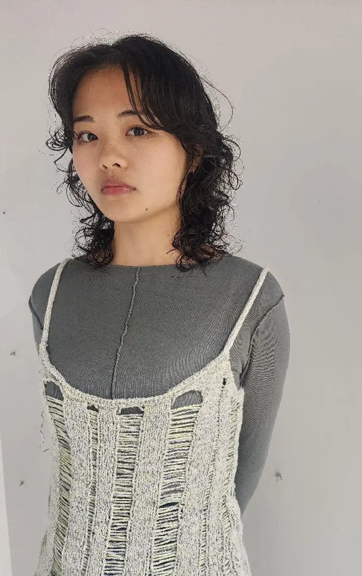 セミロング パーマ セミロングパーマ 顔まわりレイヤー 顔周りカット レイヤーカット ハイトーン/ブリーチ /デザインカラーのヘアスタイル