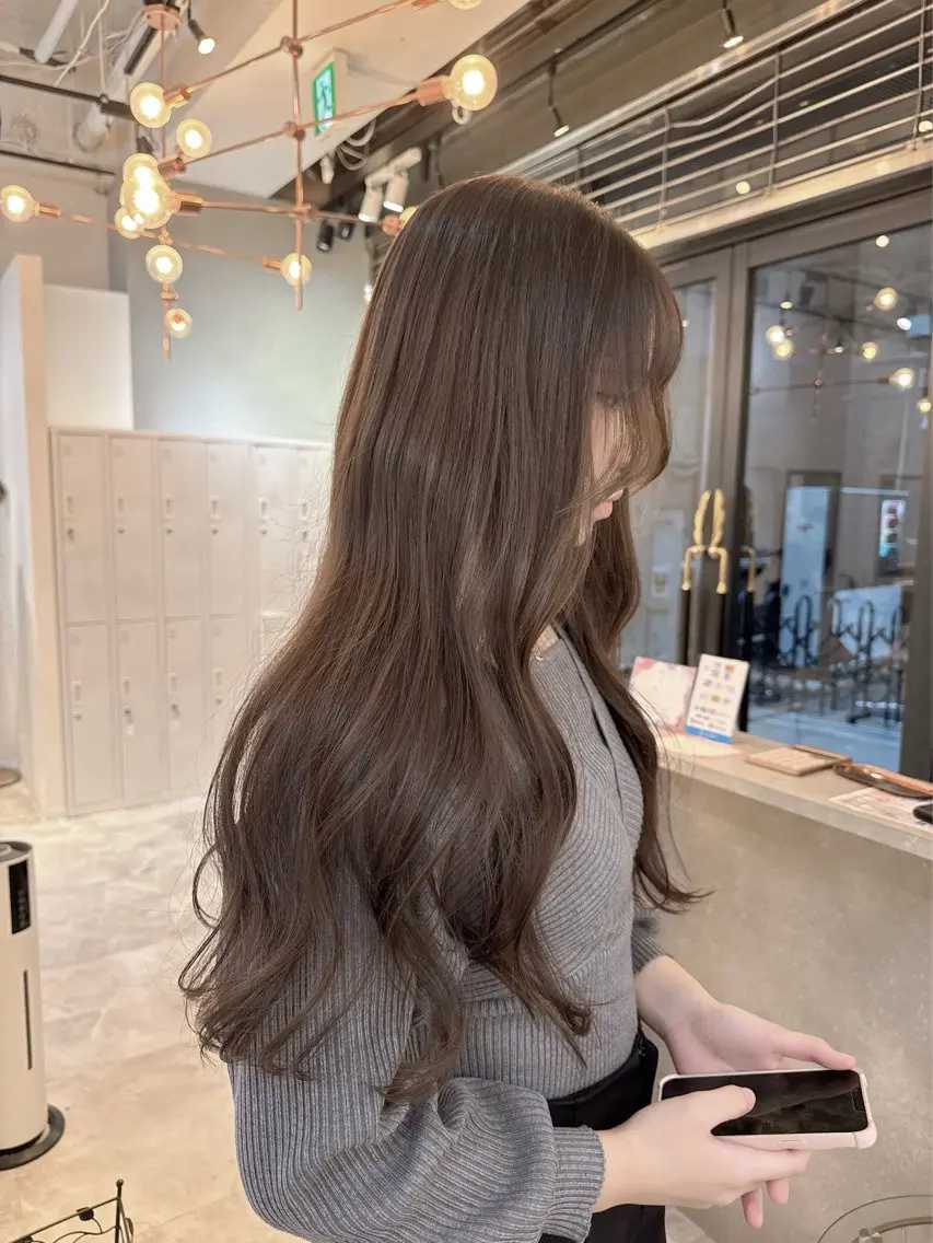 ロング カラー アッシュ アッシュブラウン ベージュカラー 黒髪 ブリーチ カット ヘアカラー トリートメント 赤み無し柔らかカラー 【梅田】madokaのヘアスタイル