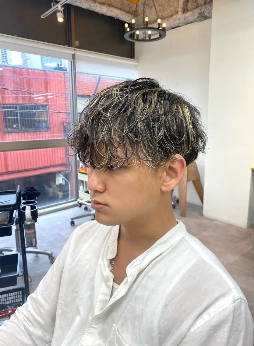 カラー パーマ メンズ メンズハイライト メンズパーマ ハイライトカラー ニュアンスパーマ カット ヘアカラー パーマ トリートメント シャドウパーマ/ 波巻パーマYu-Kiのヘアスタイル