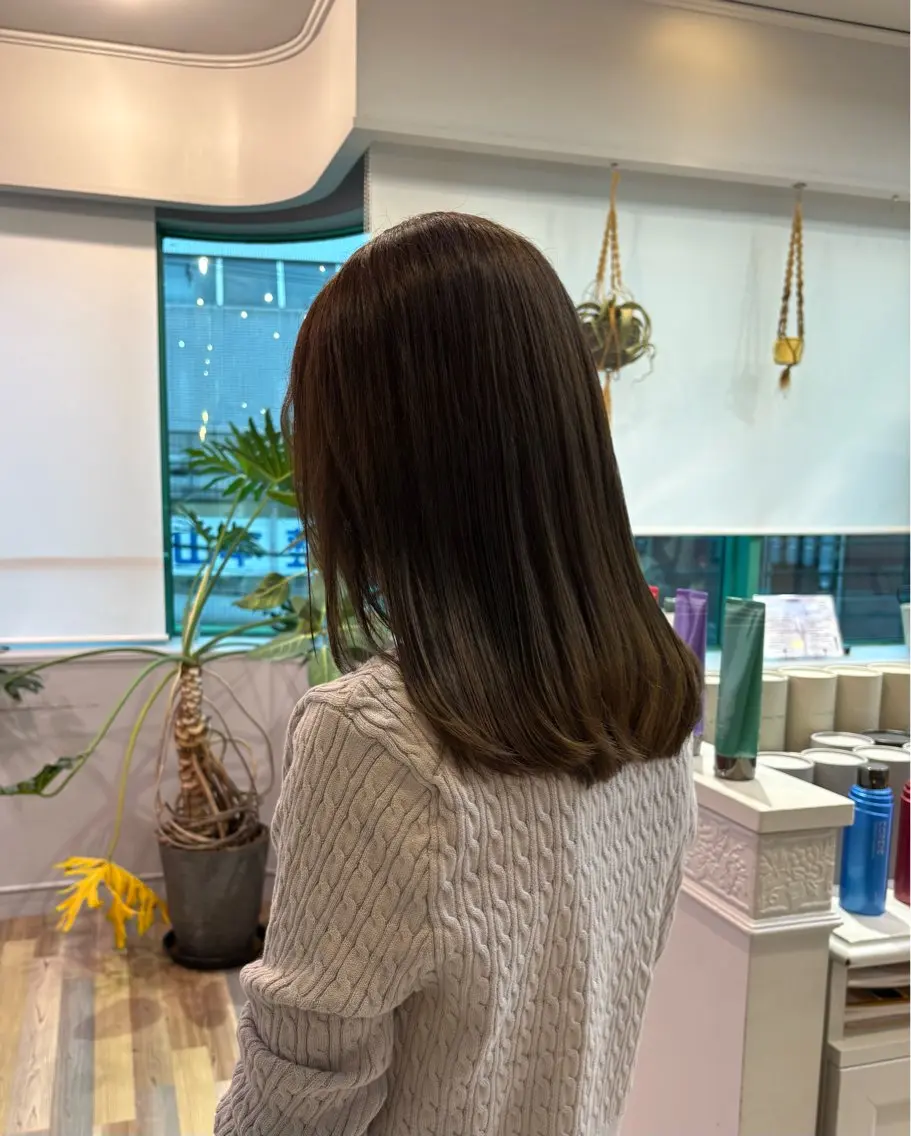 ロングヘアからミディアムカット（シャンプーブロー付き）の写真