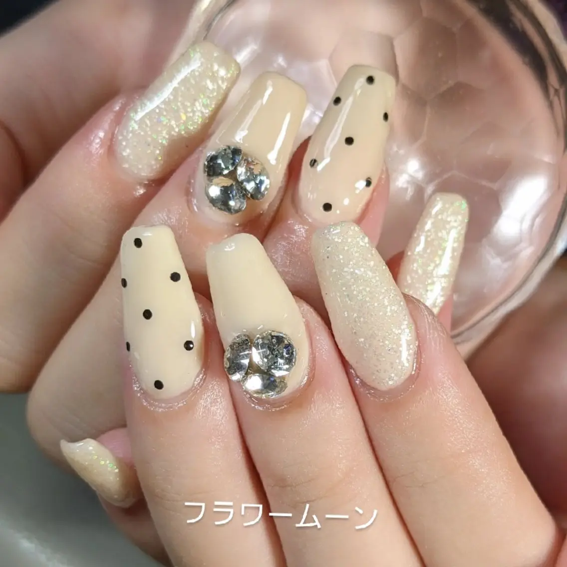 ネイル ドット フラワー ムーンのネイルデザイン
