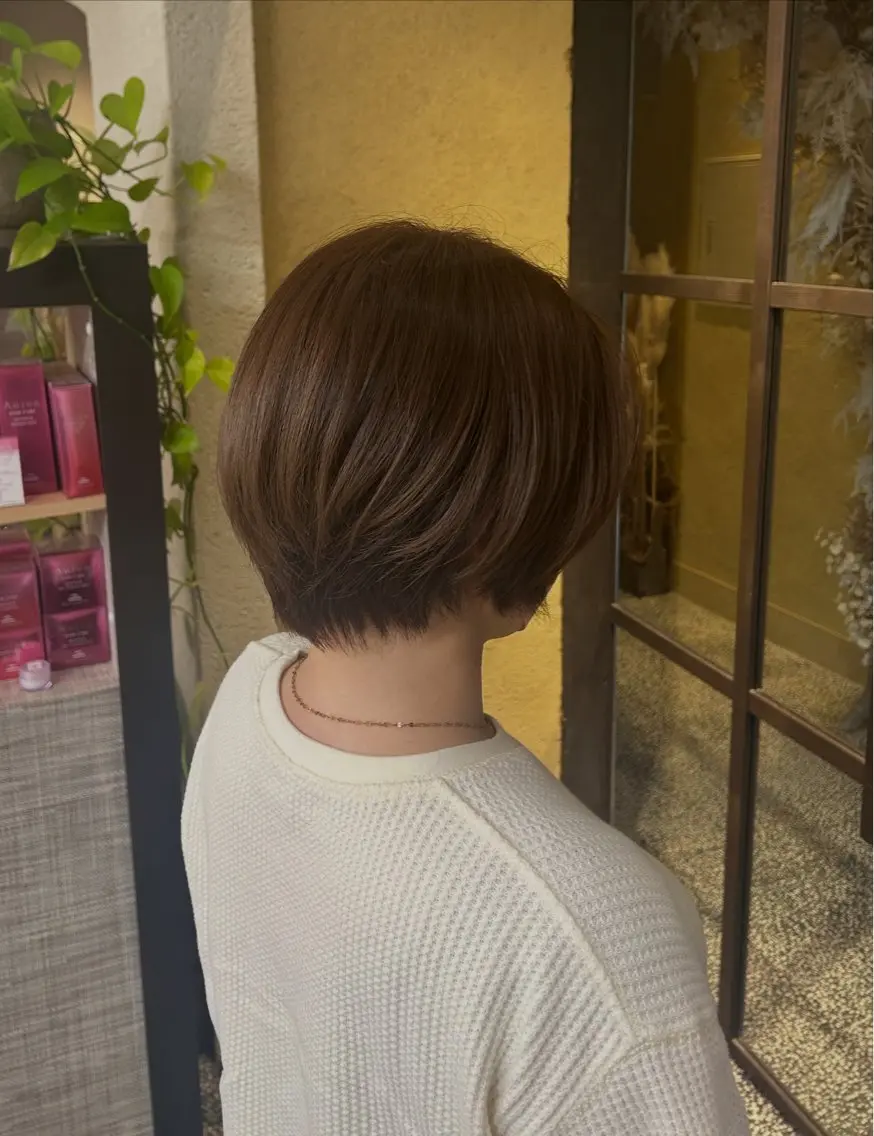 ショート カラー ブラウンカラー くすみブラウン 髙橋 莉菜のヘアスタイル