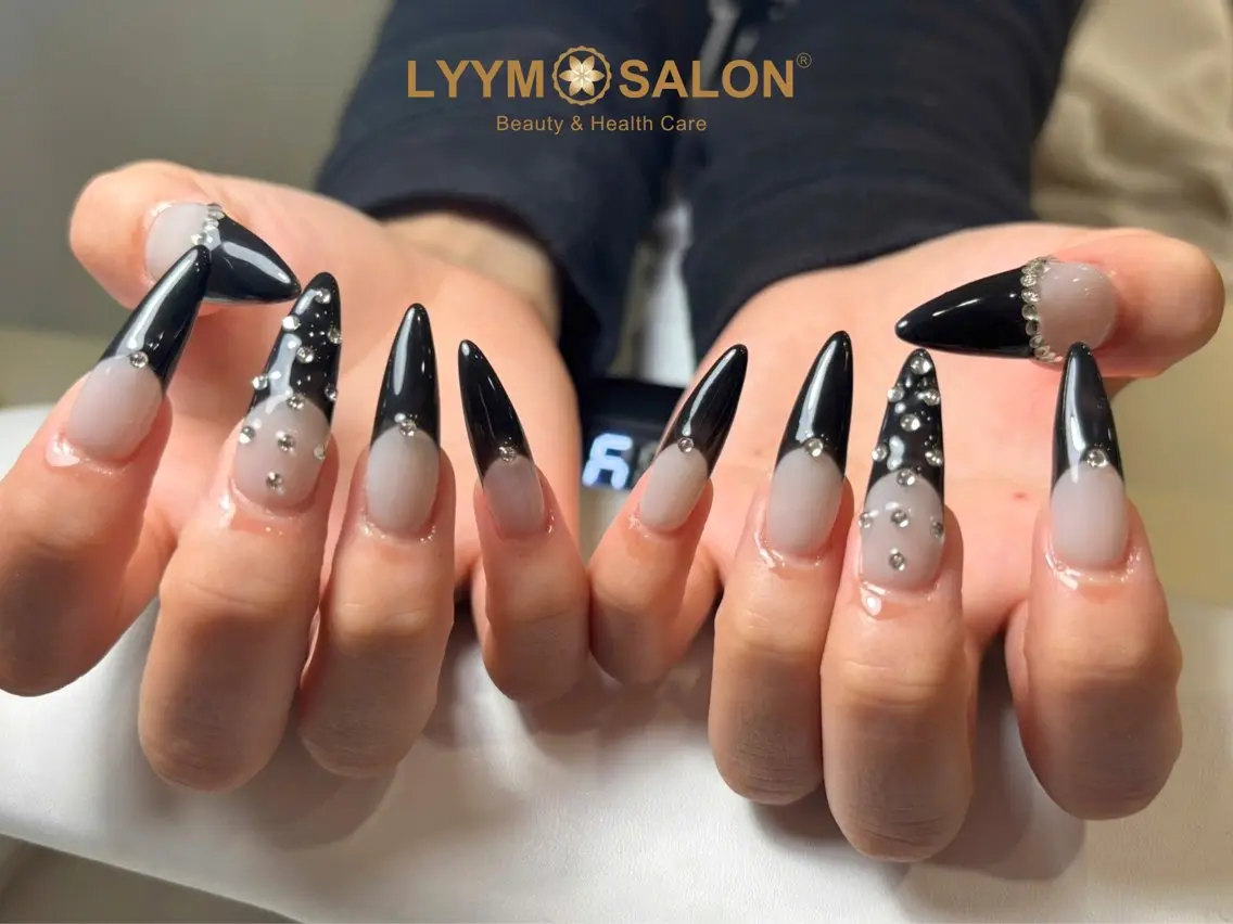 ネイル 長さ出し フレンチネイル ジェルネイル ストーンネイル ハンドネイル ハンドケア LYYM Salon Miraのネイルデザイン
