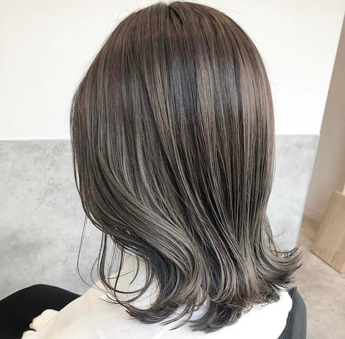 ミディアム カラー パーマ ヘアアレンジ メンズ メンズハイトーン アッシュ ケアカラー 透明感カラー ハイトーンカラー stylist 🌸 kana.のヘアスタイル