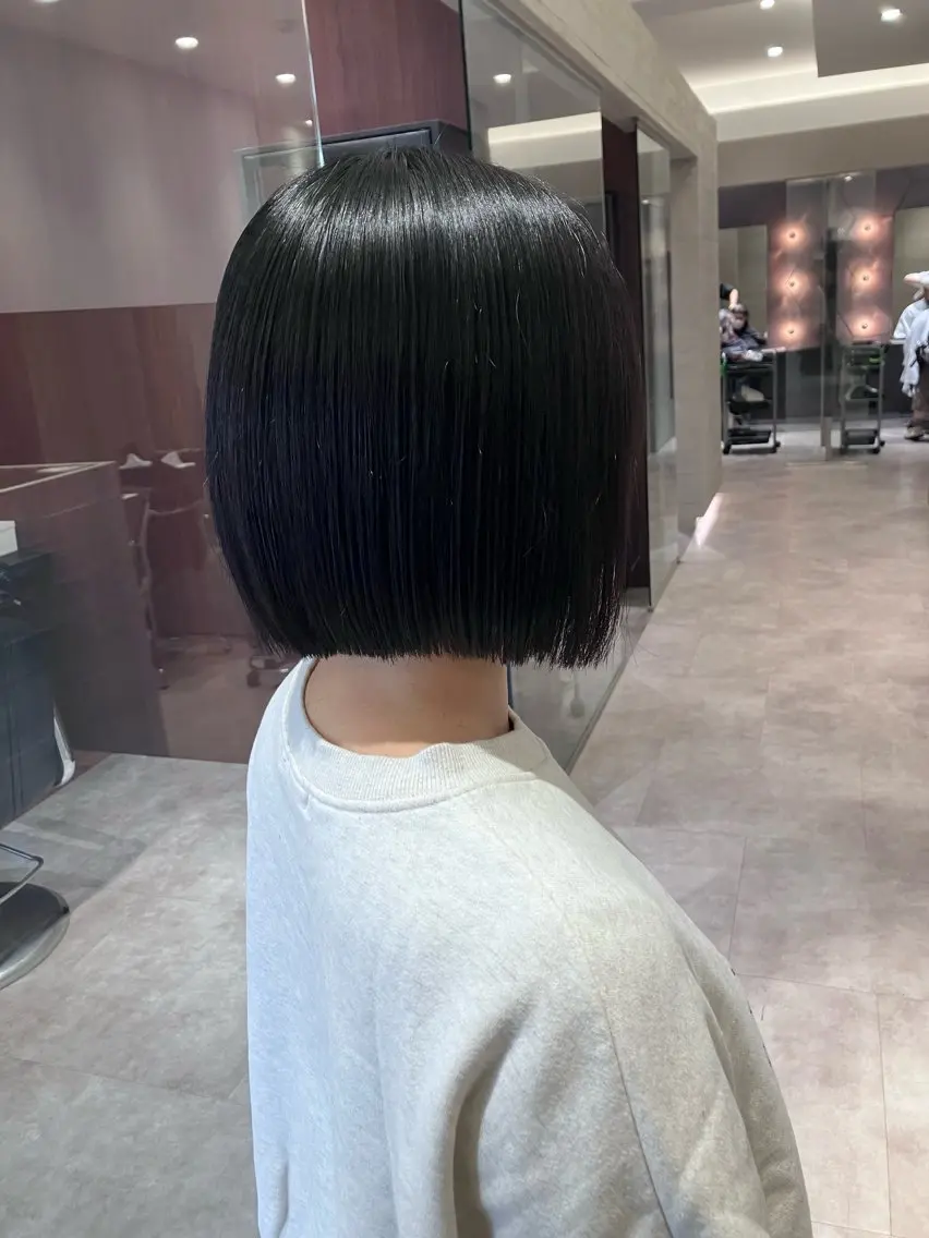 ショート ボブ サキ🤍ハイトーン 🩰くびれ巻きヘアのヘアスタイル