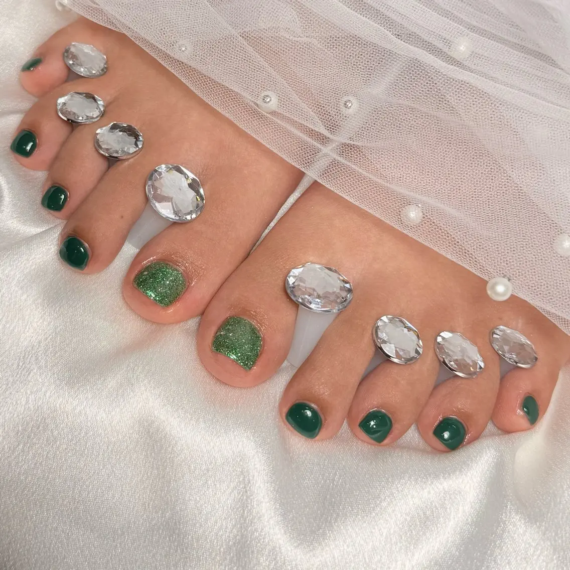 ネイル アートネイル フットネイル ジェルネイル グリーン キラキラネイル フットネイル 🌹Belle Nail🌹のネイルデザイン