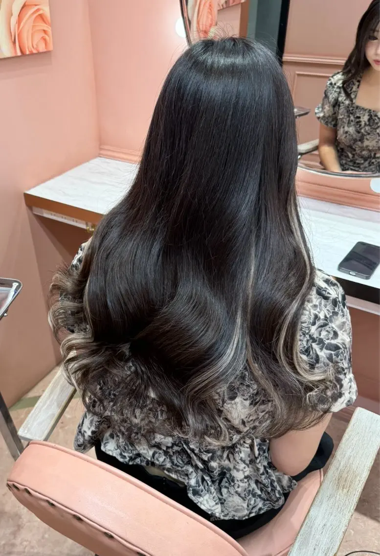 ロング エクステ 🇰🇷韓国風ハイ トーンKANA🖤のヘアスタイル