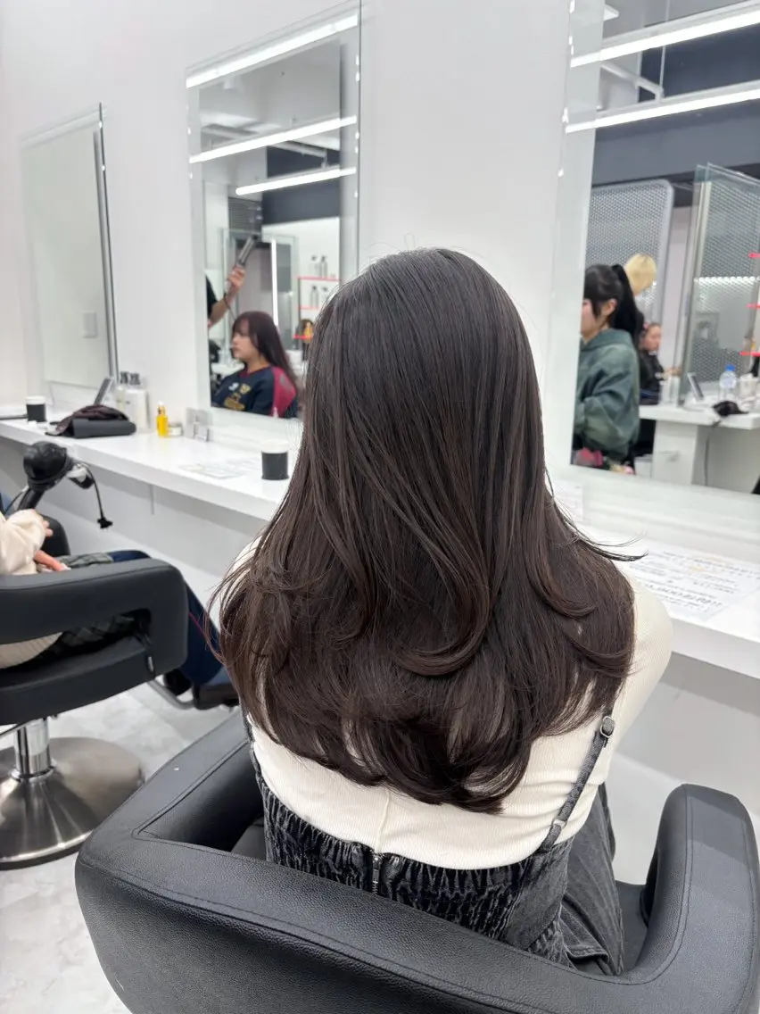 セミロング カラー 抜け感レイヤー︴ ニュアンスカラーのヘアスタイル