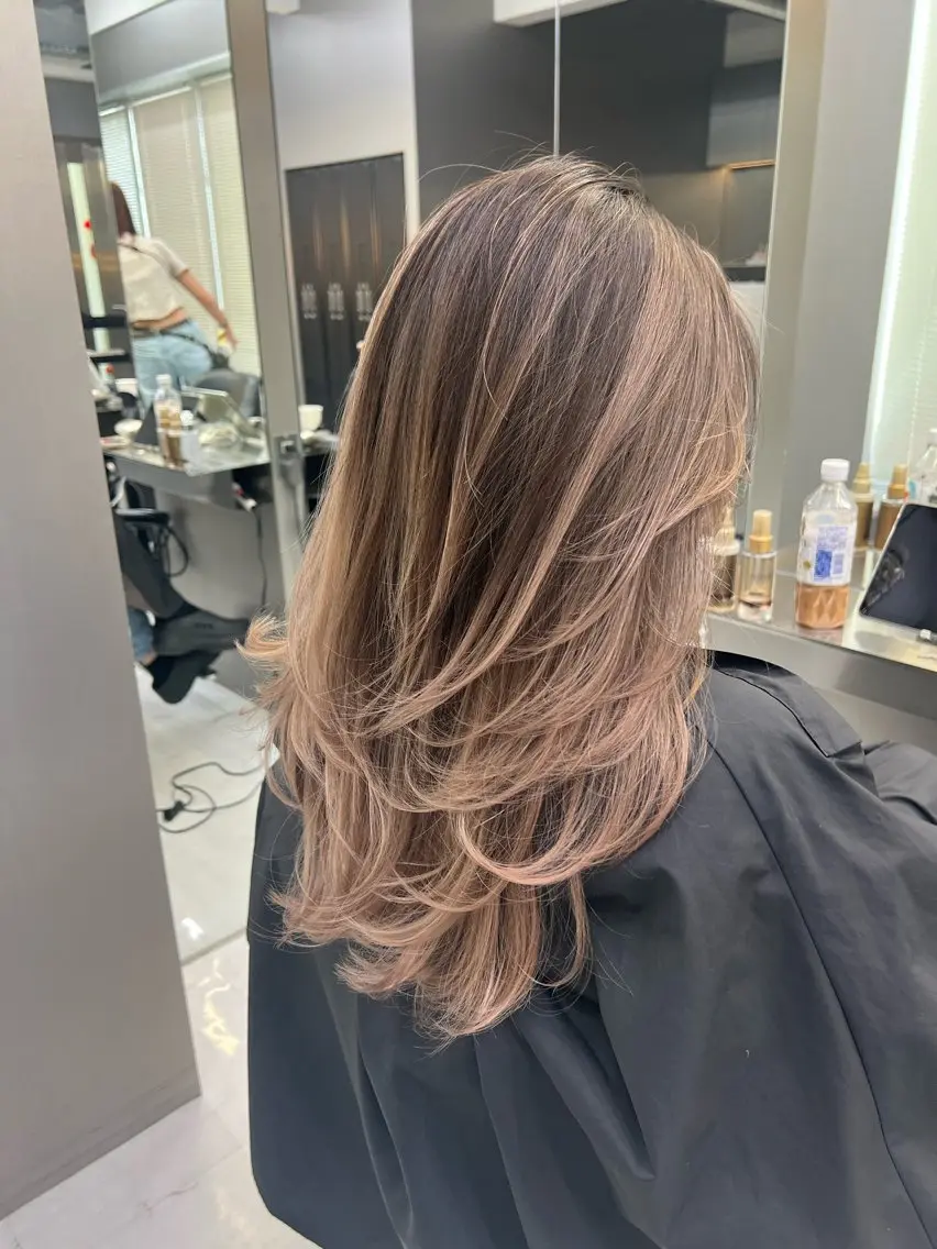ロング レイヤーカット アンナ🦋海外ヘア バレイヤージュのヘアスタイル