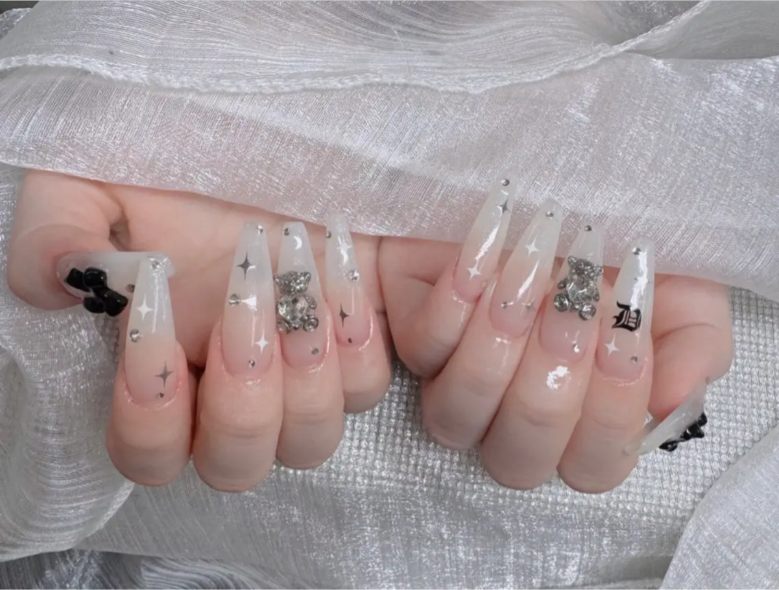 ネイル オーロラネイル フレンチネイル ジェルネイル ハロウィン キラキラネイル H.baby Nail Salonのネイルデザイン