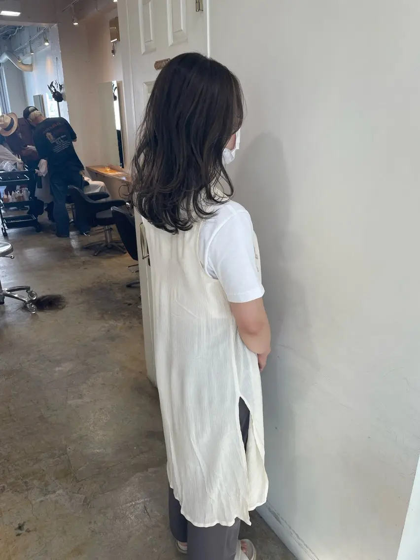 ミディアム カラー アッシュ アッシュグレー ハイライトカラー ハイライト ヘアカラー トリートメント MIOベージュカラー 柔らかいカラーのヘアスタイル