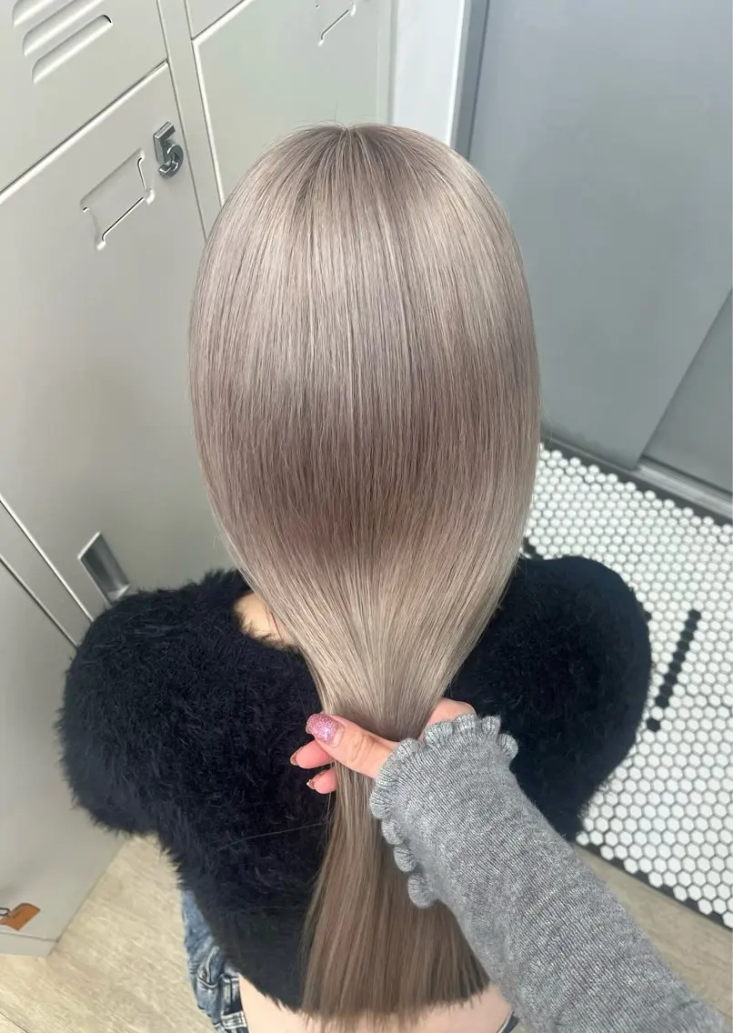 ロング カラー ヘアアレンジ グレージュ シルバー シルバーグレージュ ヘアカラー 柏木 理那のヘアスタイル