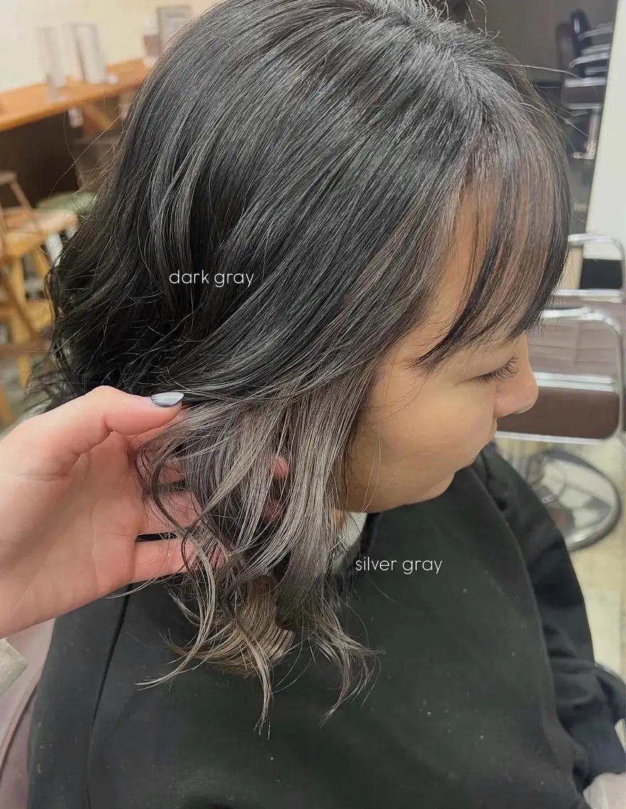 ミディアム カラー インナーカラー シルバー ヘアカラー 大歳 実椰のヘアスタイル