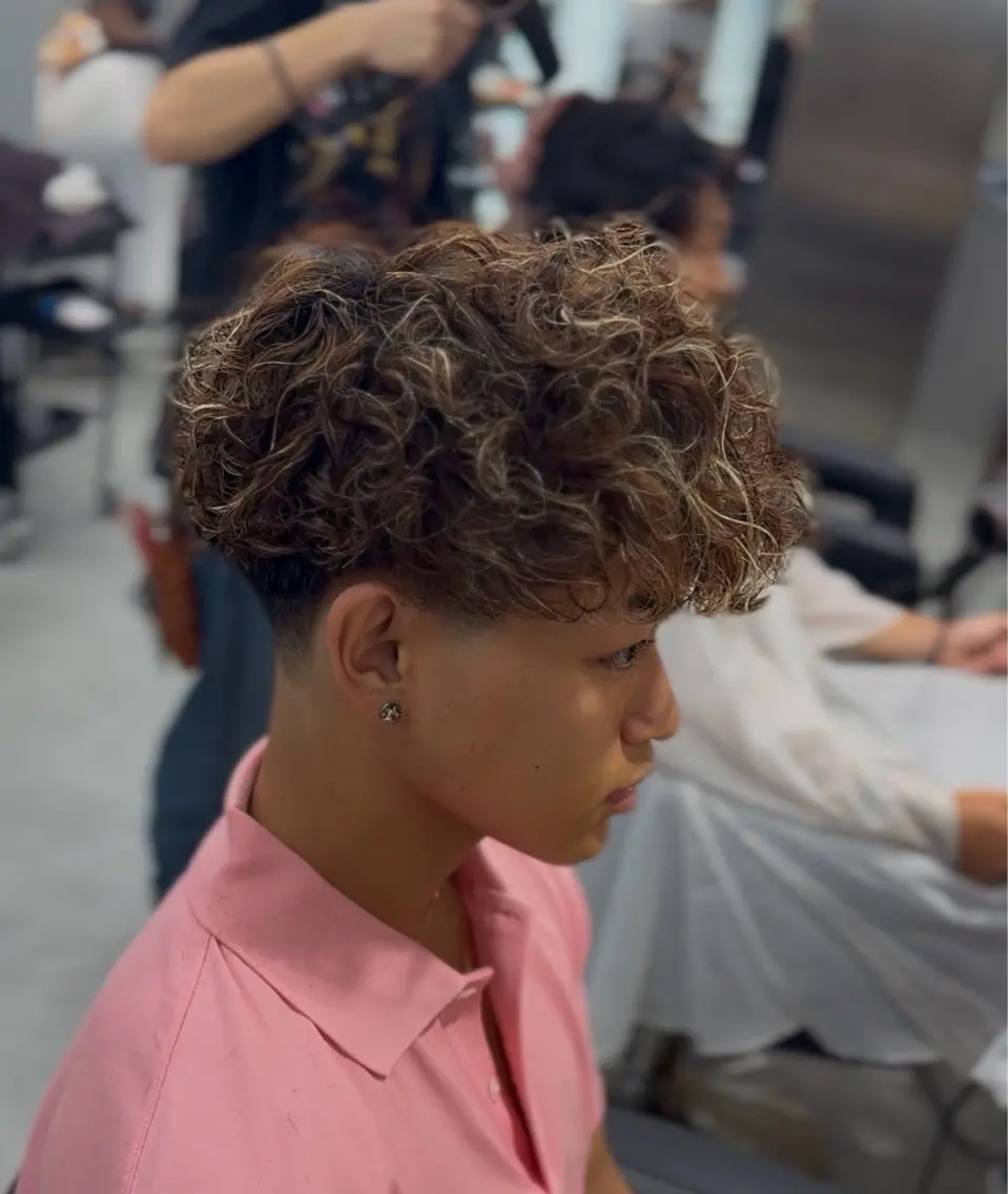 ショート カラー パーマ メンズ メンズハイライト メンズメッシュ メンズパーマ スペインカール ハイライトカラー カット ヘアカラー パーマ 🔥メンズ 特化🔥菊水皐暉🔥のヘアスタイル