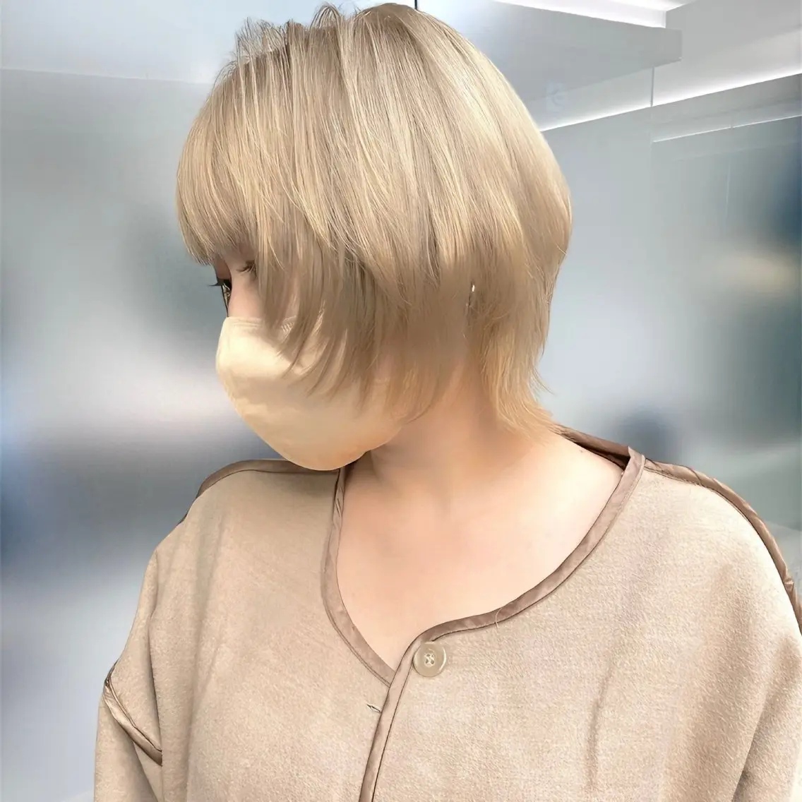 ショート カラー ベージュカラー ブリーチ ハイトーンカラー ハイトーンベージュ カット ヘアカラー トリートメント 癖毛救済✂️ボブ /髪質改善ストレートのヘアスタイル