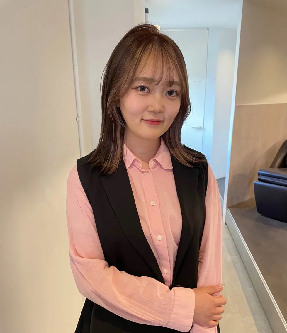 ミディアム カラー ミストバング ベージュカラー ブリーチ ケアブリーチ デザインカラー MIU/ルーツカラー 顔まわりレイヤーのヘアスタイル