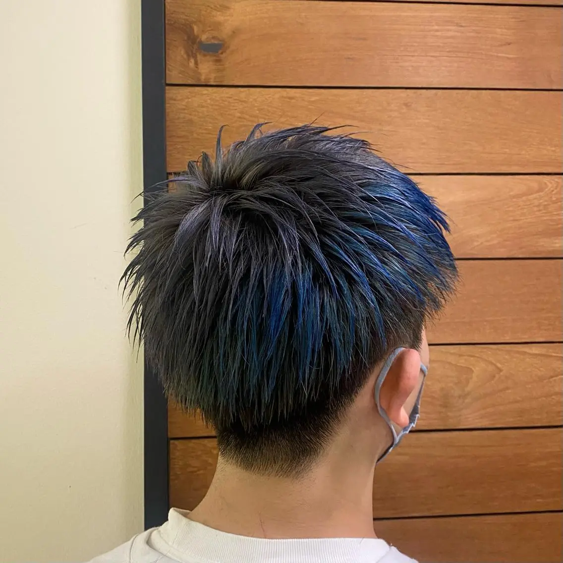 ショート カラー メンズ メンズブリーチ ブリーチ ブルーカラー カット ヘアカラー トリートメント マンツーマンサロン 🤍Tanakaのヘアスタイル