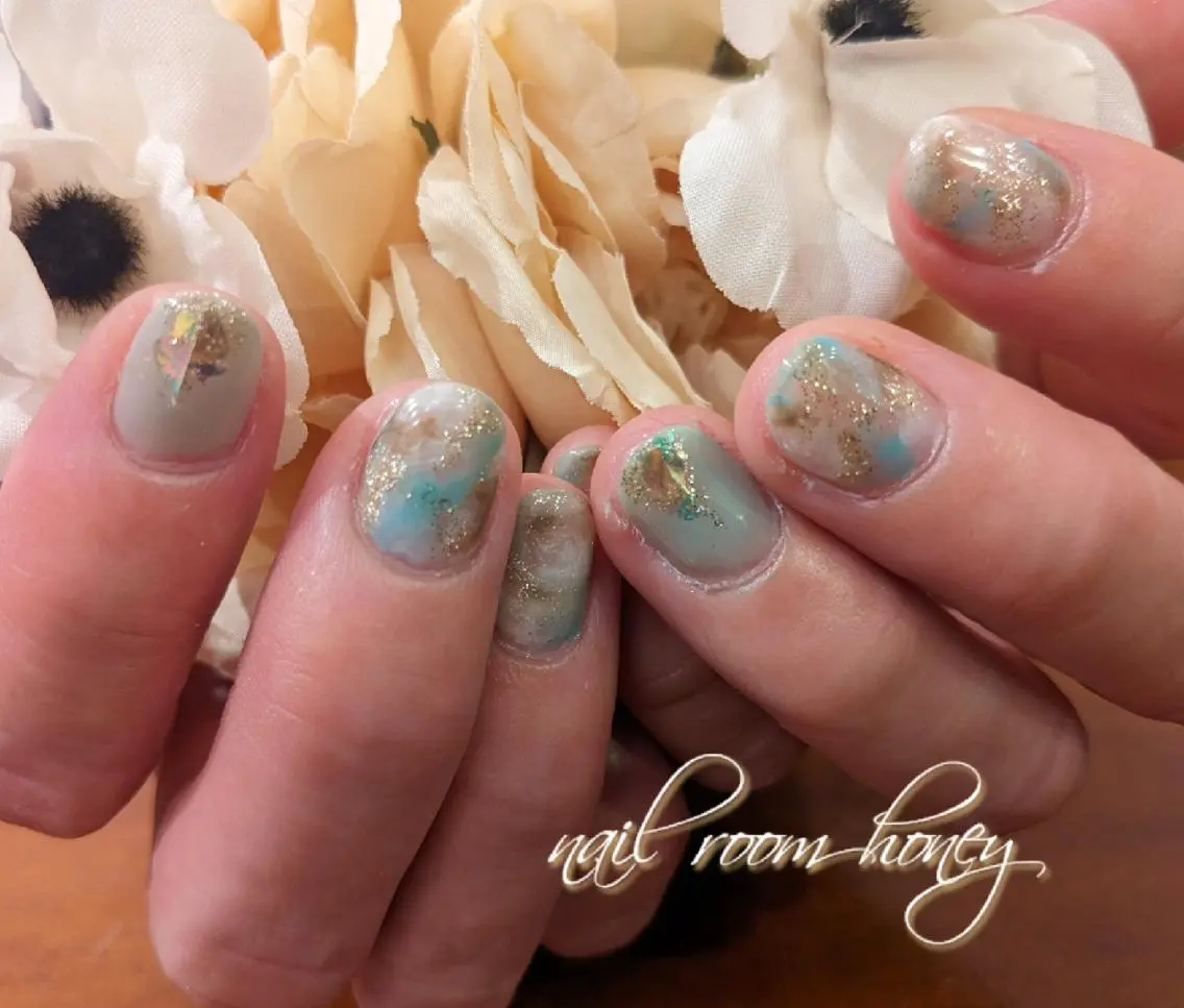 ネイル ゴールド グリーン ミラーネイル ニュアンスネイル 夏ネイル nail room  honeyのネイルデザイン