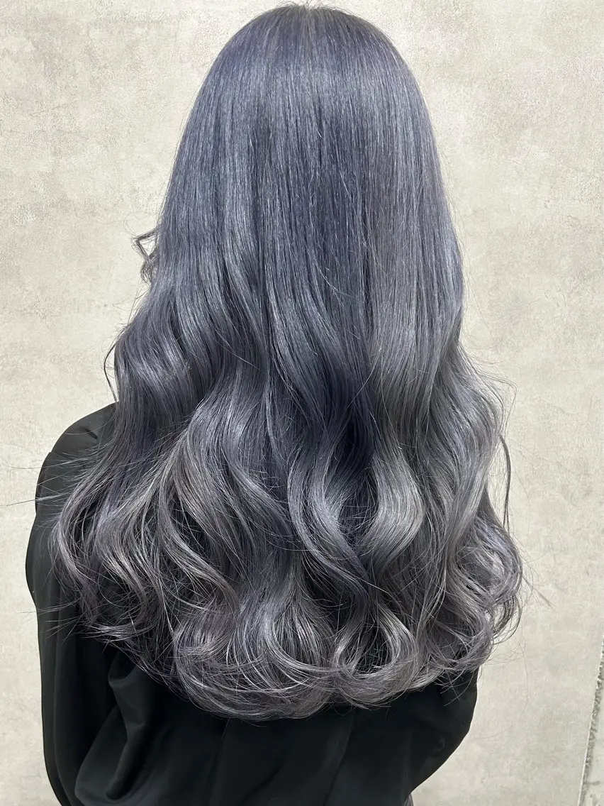 ロング カラー ブリーチ ブルーカラー シルバー 優花/ハイトーン /デザインカラーのヘアスタイル