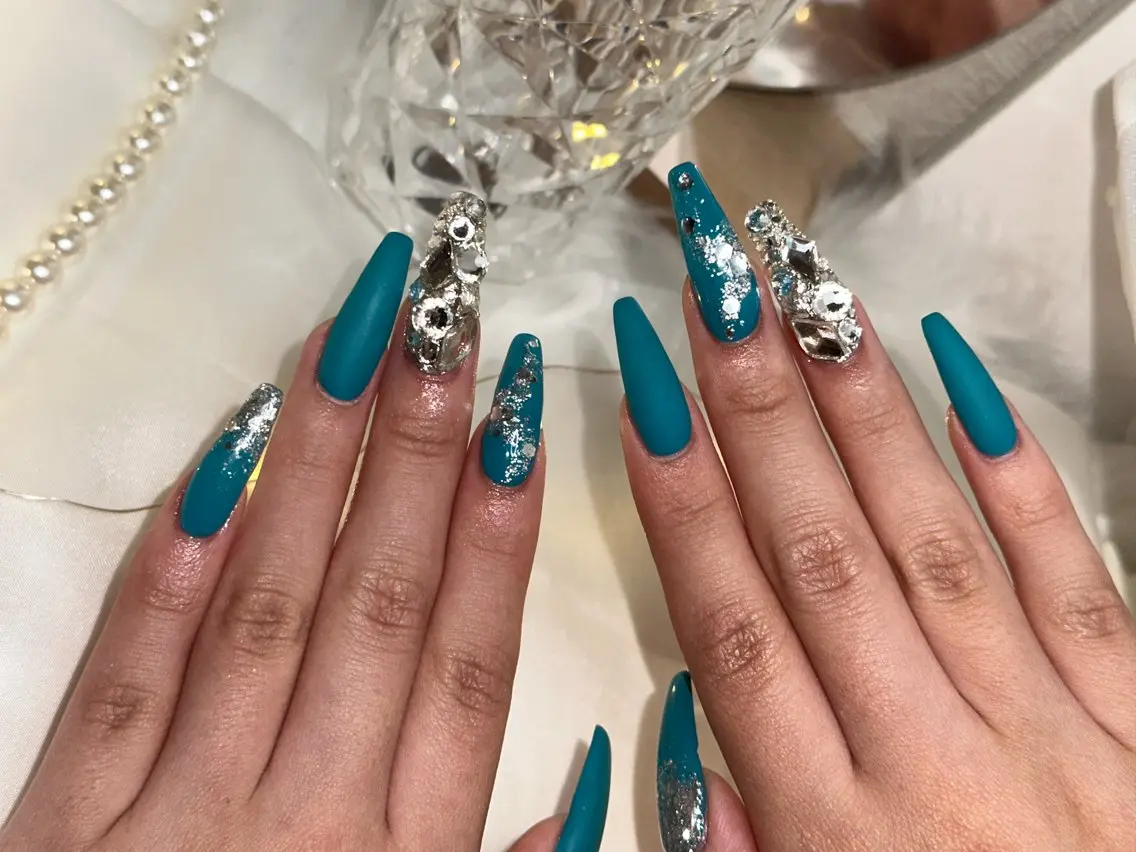ネイル ジェルネイル ラメ(グリッター) ロングネイル ストーンネイル Nailsalon SKiのネイルデザイン
