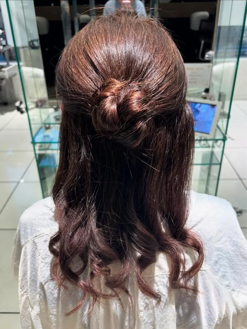 セミロング ヘアアレンジ ヘアセット 新開 羽音のヘアスタイル