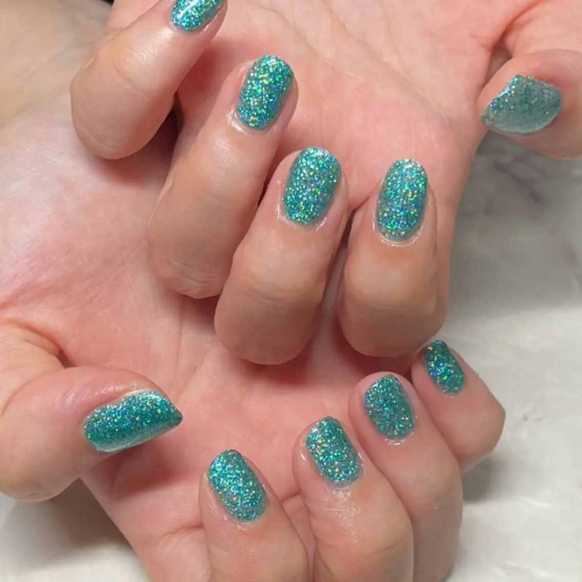 ネイル グリーン ラメ(グリッター) ワンカラーネイル 🦋hana / nail / AOのネイルデザイン