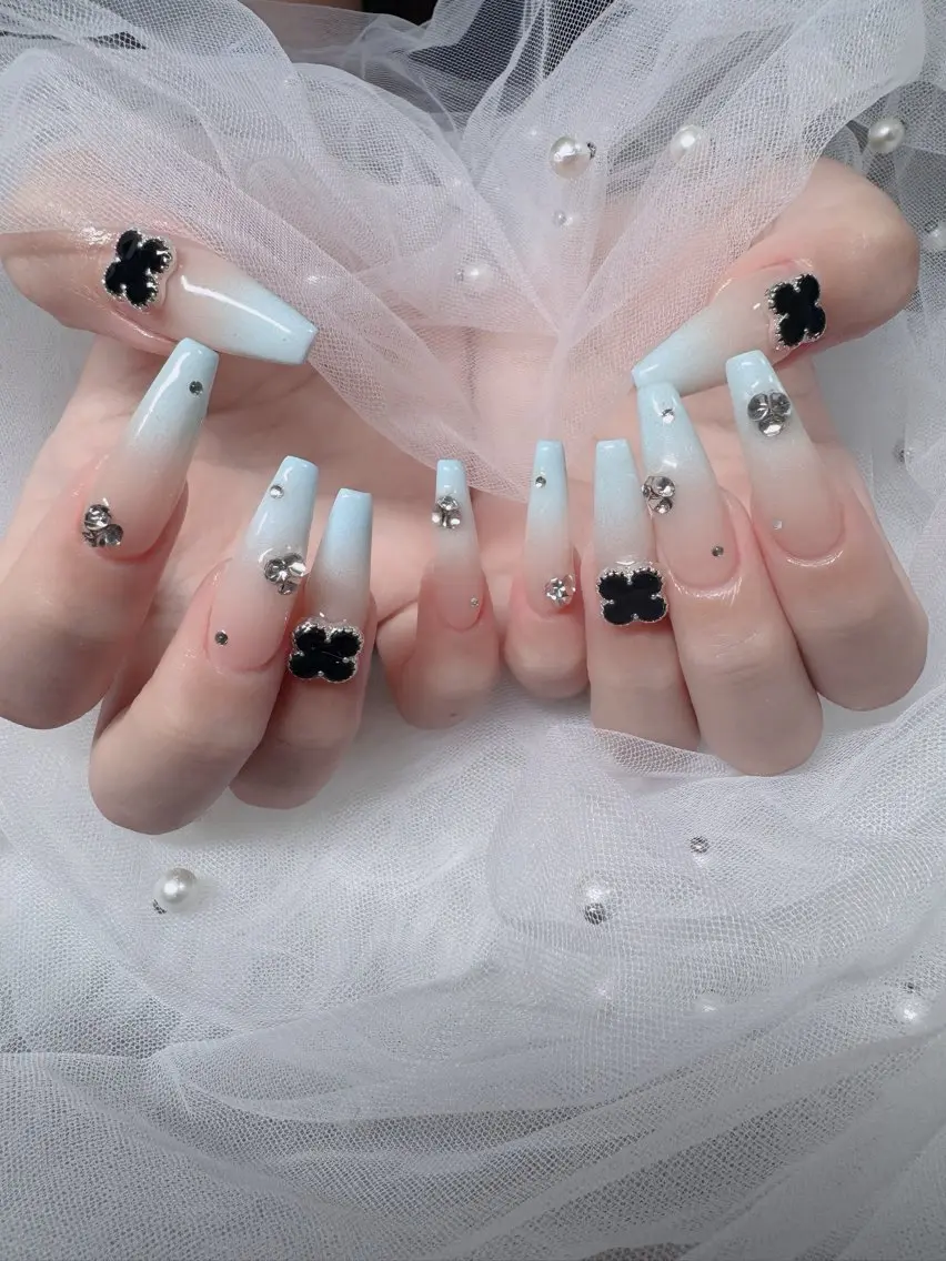 ネイル フレンチネイル ジェルネイル ガラスフレンチ ハロウィン ハート H.baby Nail Salonのネイルデザイン