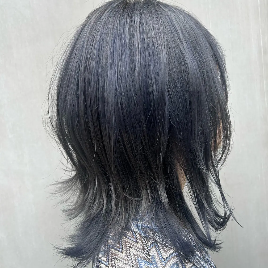 ミディアム カラー ハイトーンカラー インナーカラー ネイビーカラー レイヤーカット カット ヘアカラー トリートメント 若狭 彩花のヘアスタイル