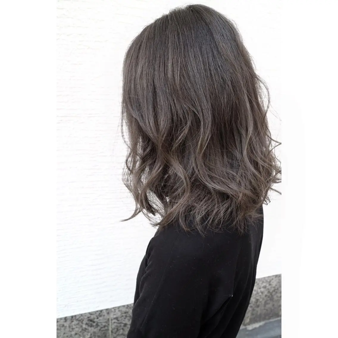 ミディアム カラー グレージュ OFF YUYAのヘアスタイル