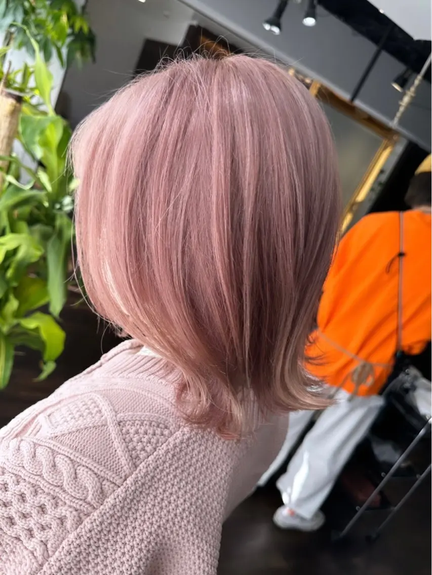 ミディアム カラー ヘアアレンジ ベージュカラー ブリーチ イヤリングカラー ハイトーンカラー ミルクティーベージュ カット ヘアカラー トリートメント 髪質改善/レイヤー 縮毛矯正/ケラチン耀のヘアスタイル