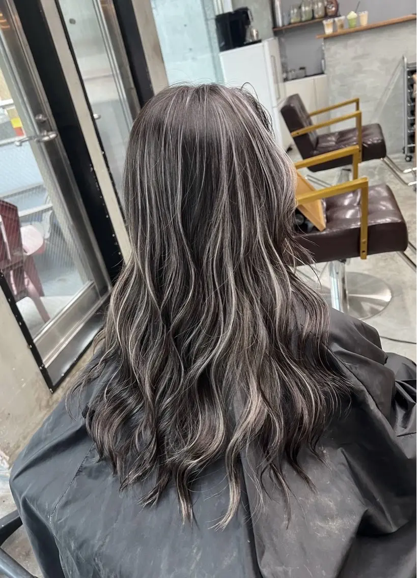ロング カラー ダークグレー ダークグレージュ グレージュ ハイライトカラー ハイライト ヘアカラー トリートメント 指名数No.1 /NAOYAのヘアスタイル