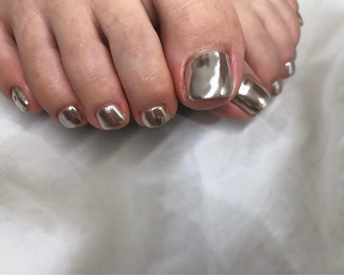 ネイル ミラーネイル シルバー フットネイル saki_ nail heronのネイルデザイン