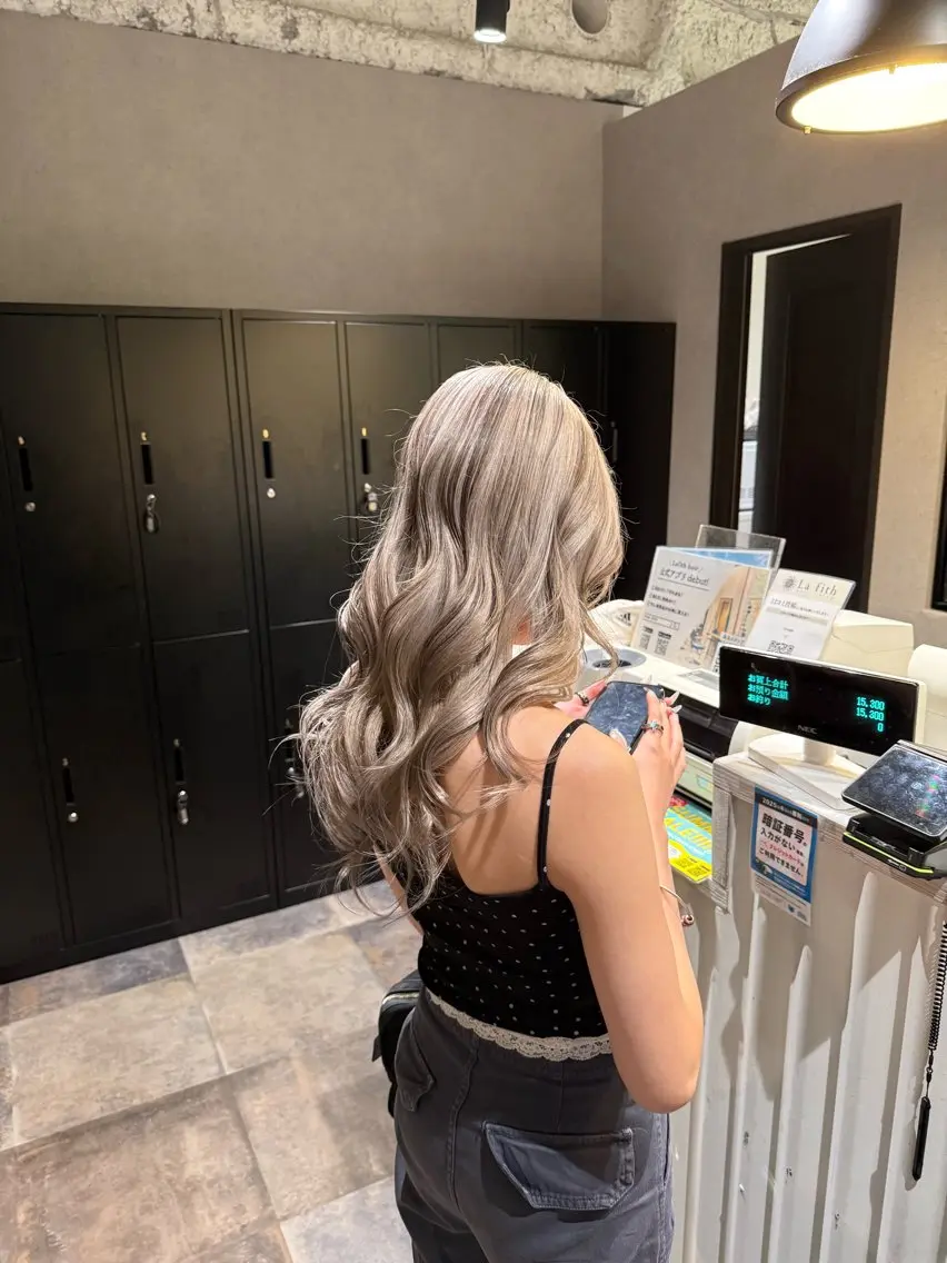 ロング カラー ブラウンカラー デザインカラー ハイライトカラー ハイライト カット ヘアカラー トリートメント ブリーチカラー/ ベージュ/SARAのヘアスタイル