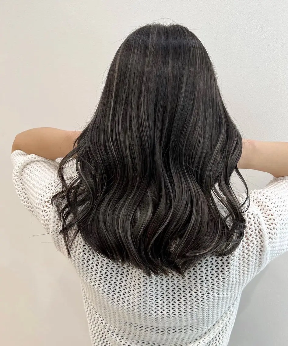 ミディアム 岡田 陸のヘアスタイル