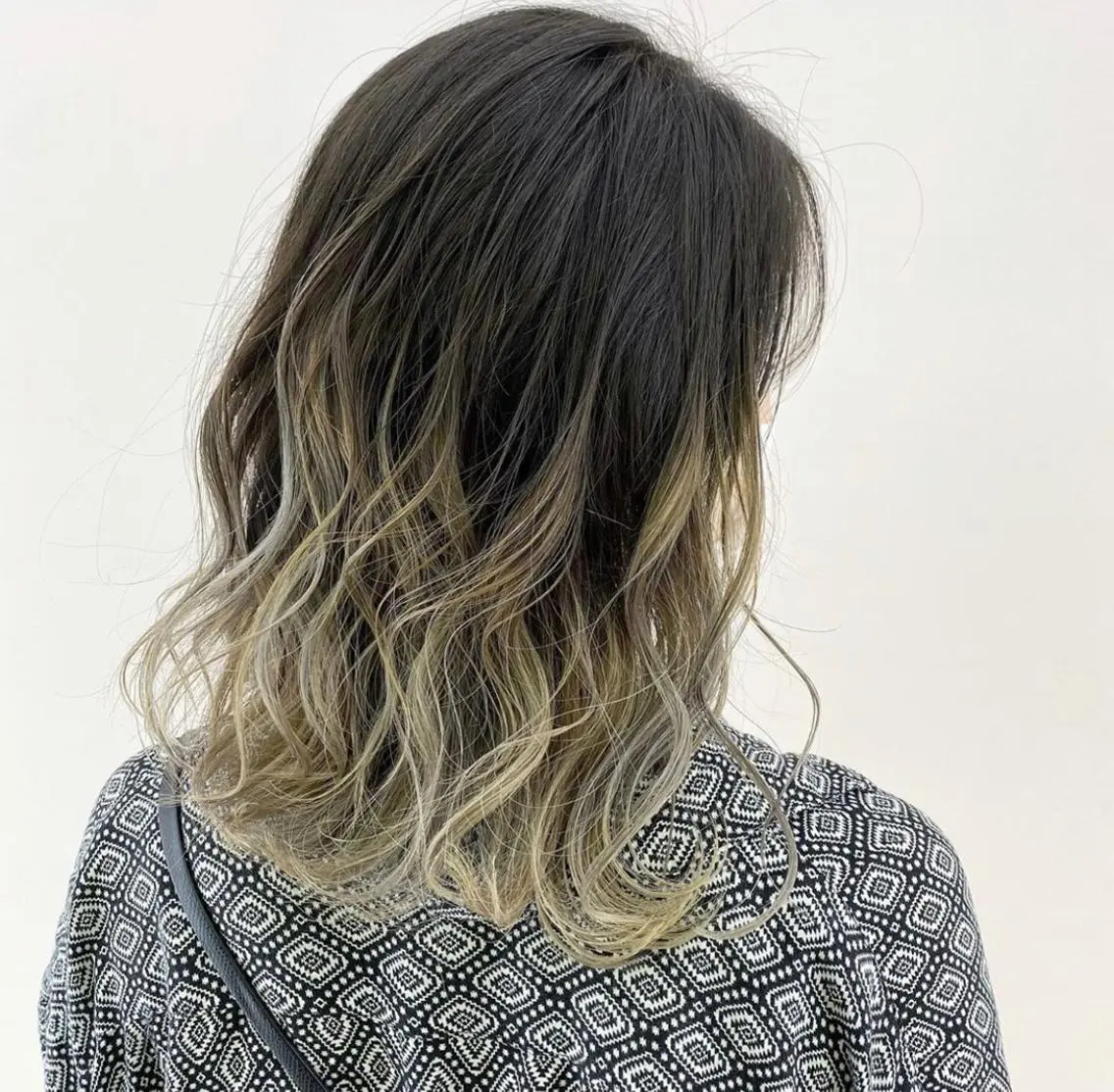 セミロング ハイライト 髪質改善 トリートメント アダチ コウスケのヘアスタイル