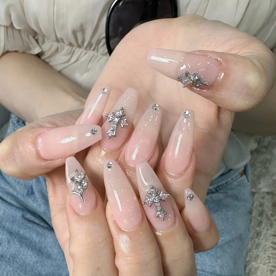 ネイル チークネイル フレンチネイル ジェルネイル ガーリー キラキラネイル ハンドネイル UM Nail Salonのネイルデザイン