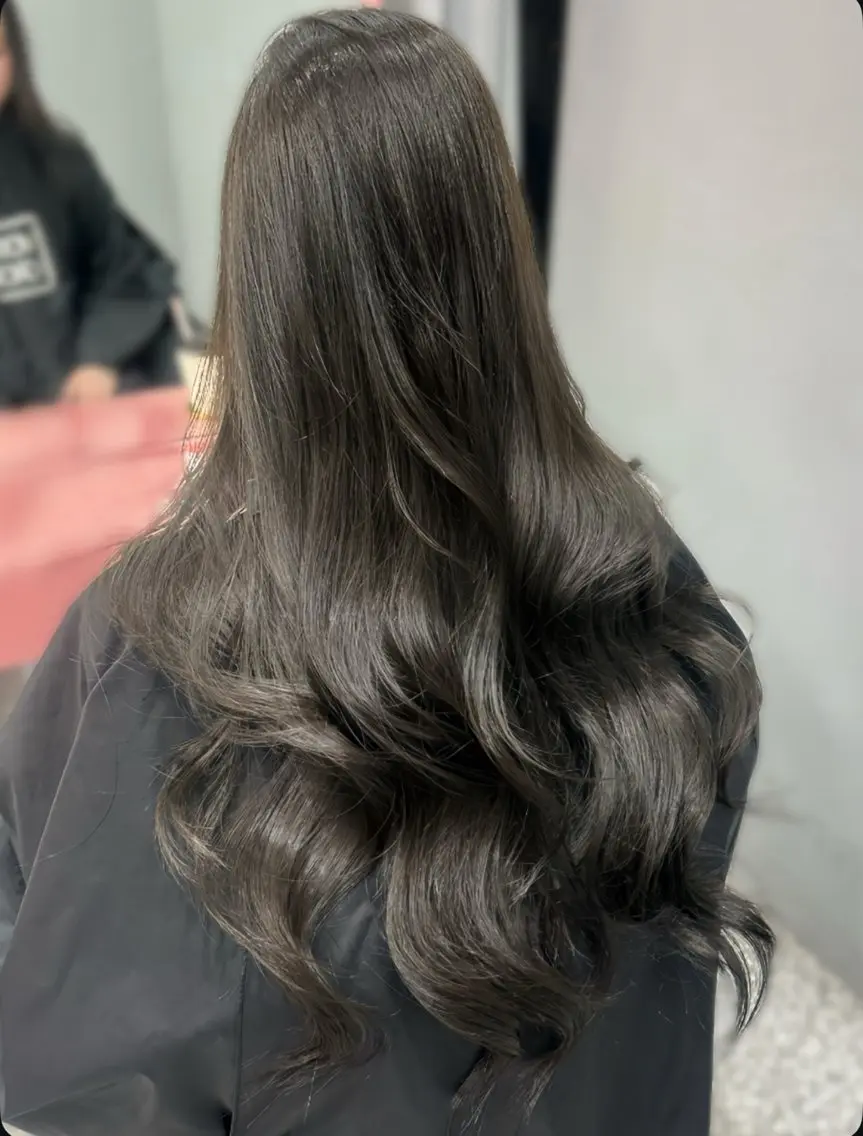 ロング カラー オリーブカラー 韓国風ヘア ヘアカラー トリートメント 𝑴𝑶𝑲𝑨渋谷 トレンド韓国ヘア🩷のヘアスタイル