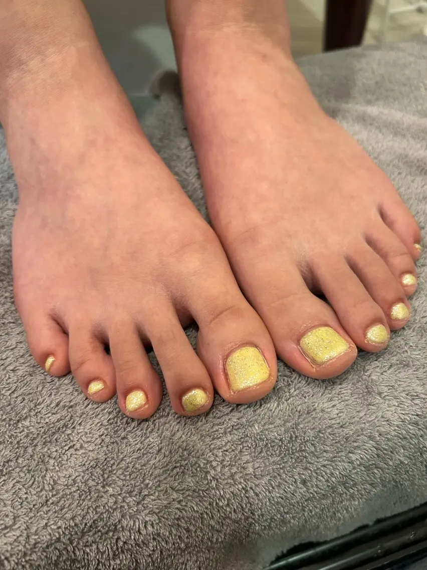 ネイル フットネイル ラメ(グリッター) 黄色 村上 里緒菜のネイルデザイン