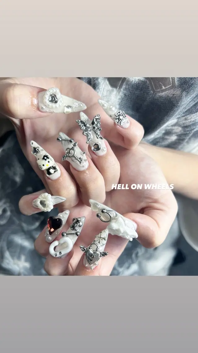 ネイル ホワイト ⛓Miyu ⛓のネイルデザイン