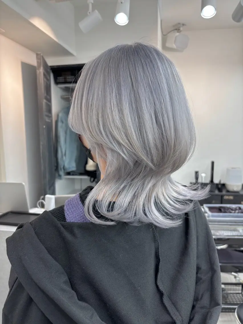 セミロング ヘアカラー トリートメント ハイトーンカラー 🦋yuri🦋のヘアスタイル