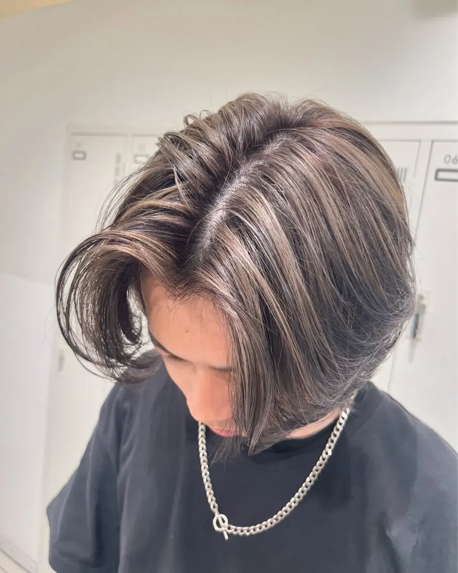 ショート カラー メンズ メンズブリーチ センターパート メンズハイライト ブリーチ ハイライトカラー カット ヘアカラー トリートメント 【メンズ縮毛矯正/ Ryoka】のヘアスタイル