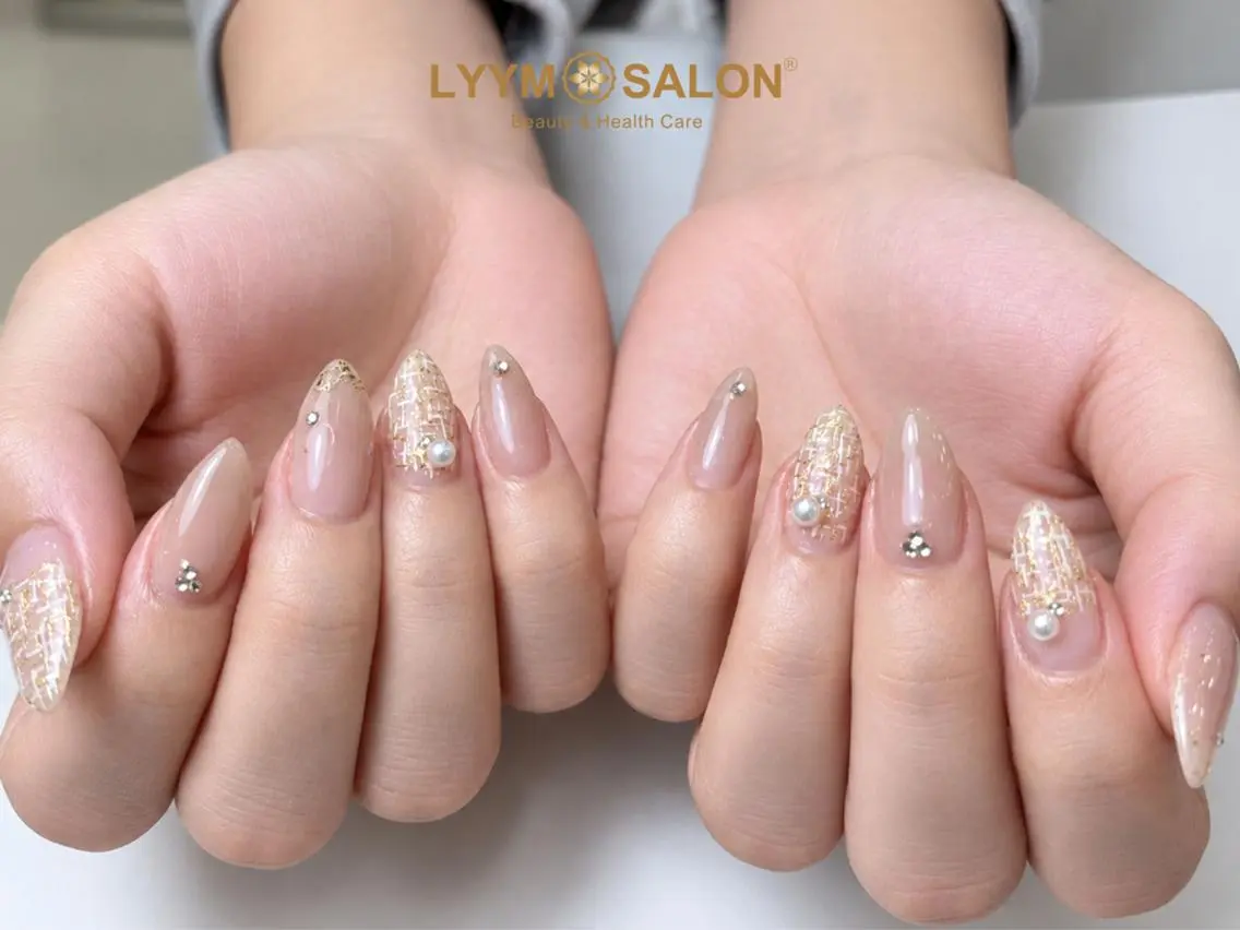 ネイル アートネイル ゴールド 韓国ネイル ワンホンネイル ハンドネイル LYYM Salonのネイルデザイン