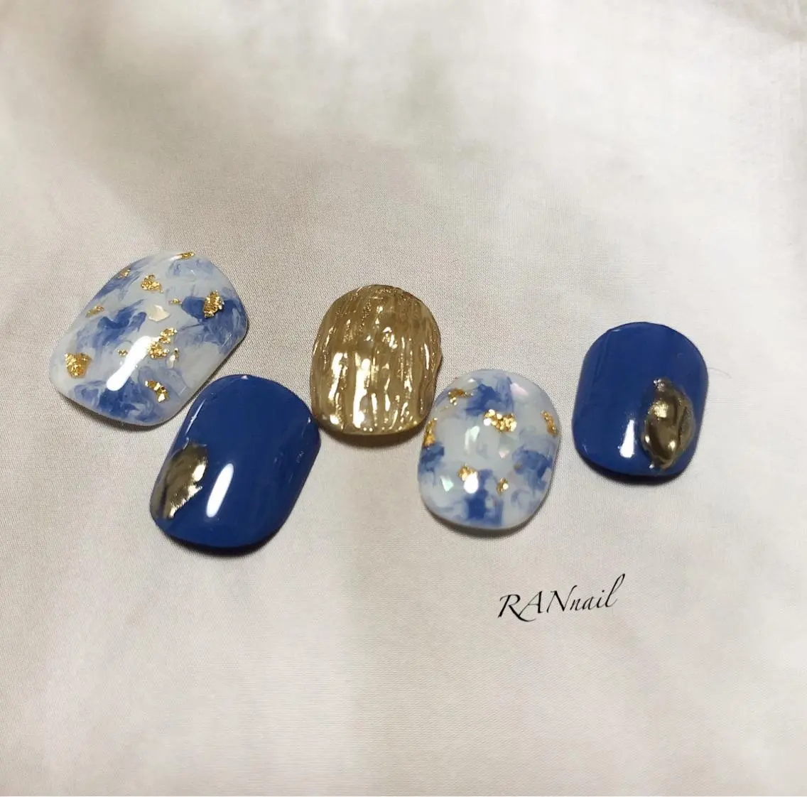 ネイル オーロラネイル ブラウン フットネイル ゴールド キラキラネイル ハンドネイル フットネイル RAN nailのネイルデザイン