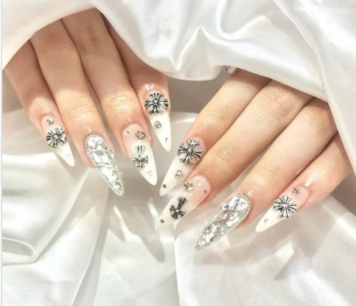 【HAND】オフなし⭐️チップ長さ出し10本+120分パーツつけ放題+ワンカラーorラメグラの写真