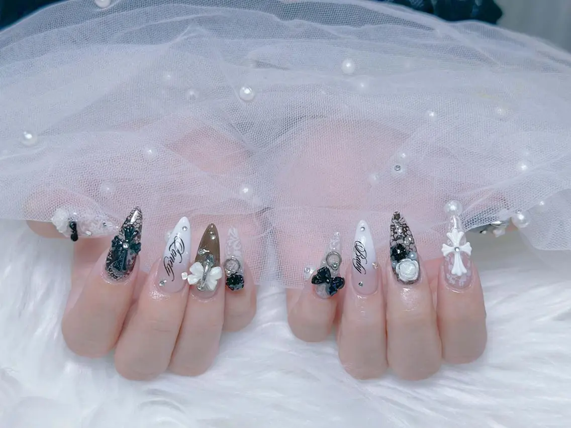 ロング カラー グラデーションカラー 韓国風ヘア ハンドネイル Bling Salonのネイルデザイン