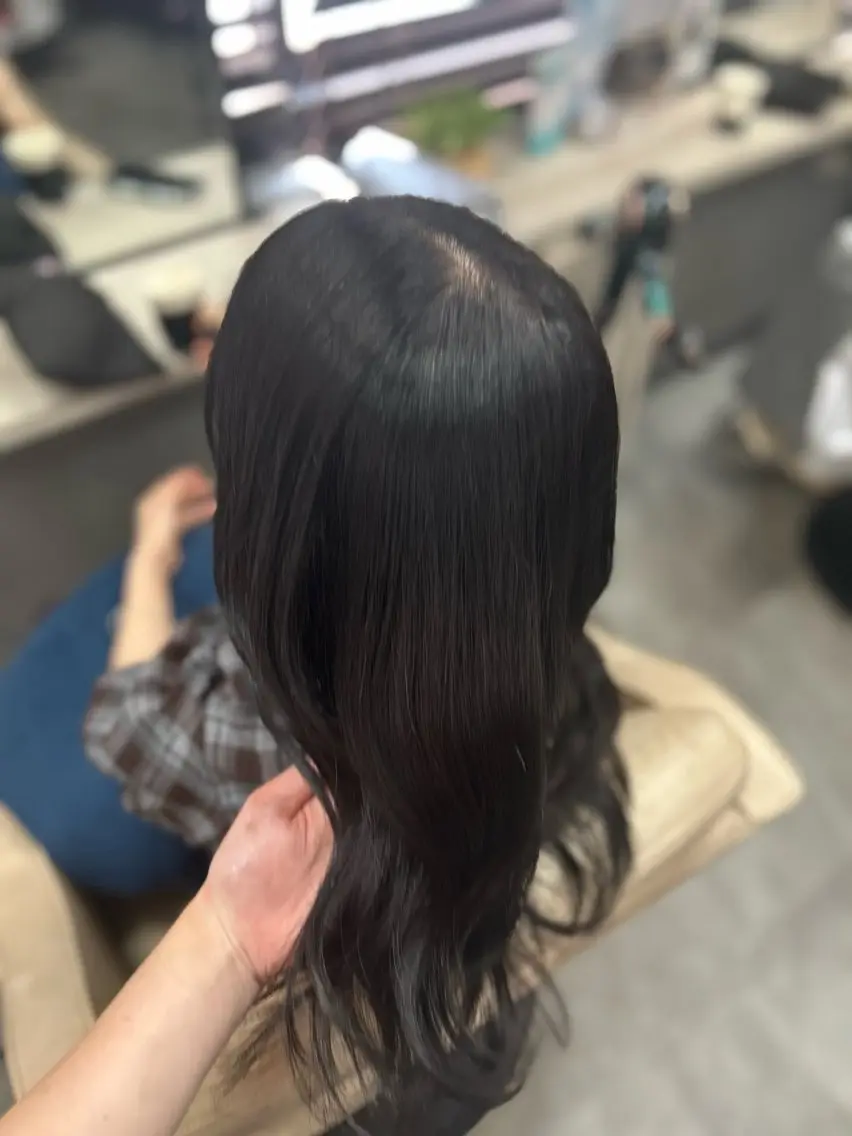 ミディアム カラー 羽成 優衣菜のヘアスタイル