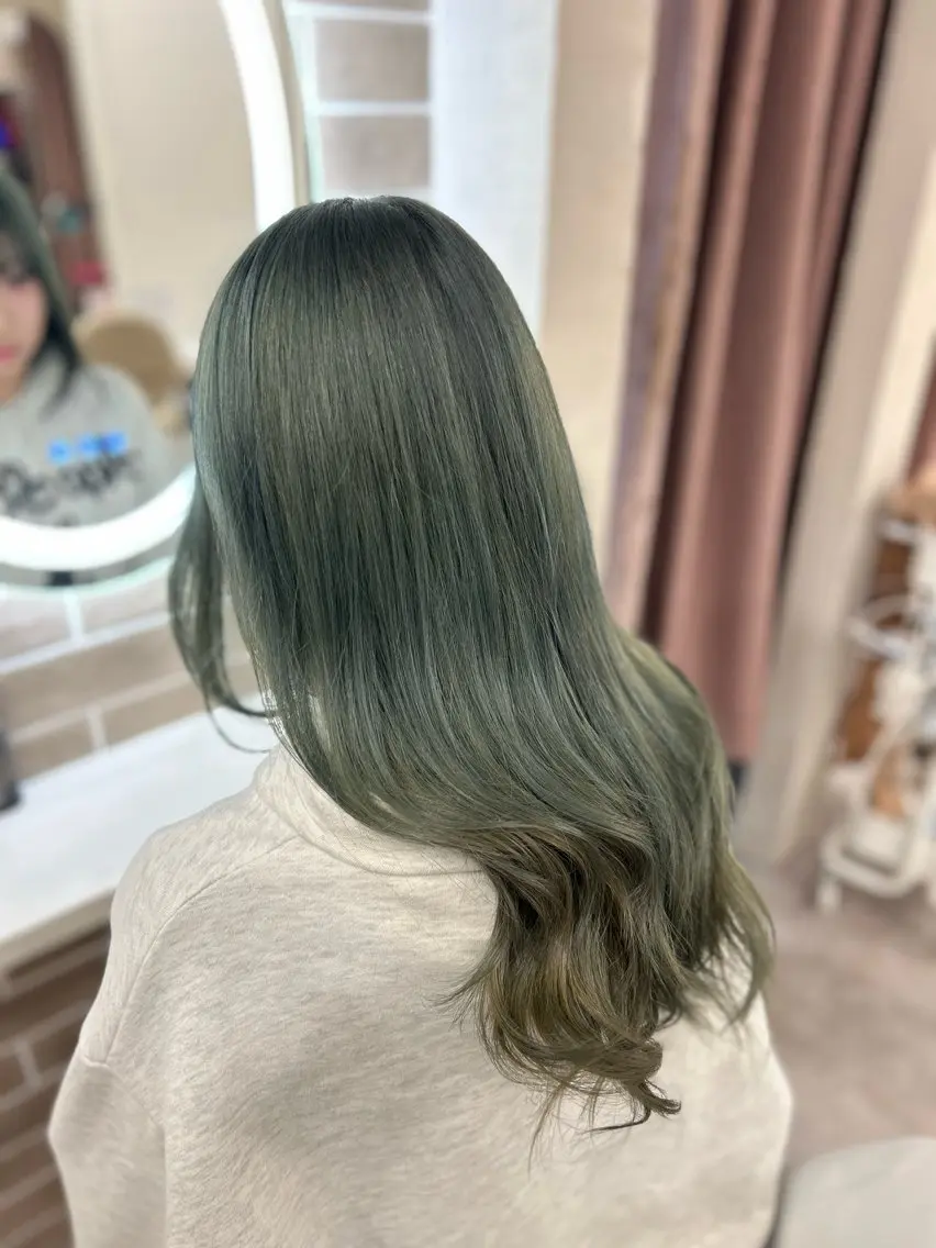 ロング カラー ULUA ひまりのヘアスタイル