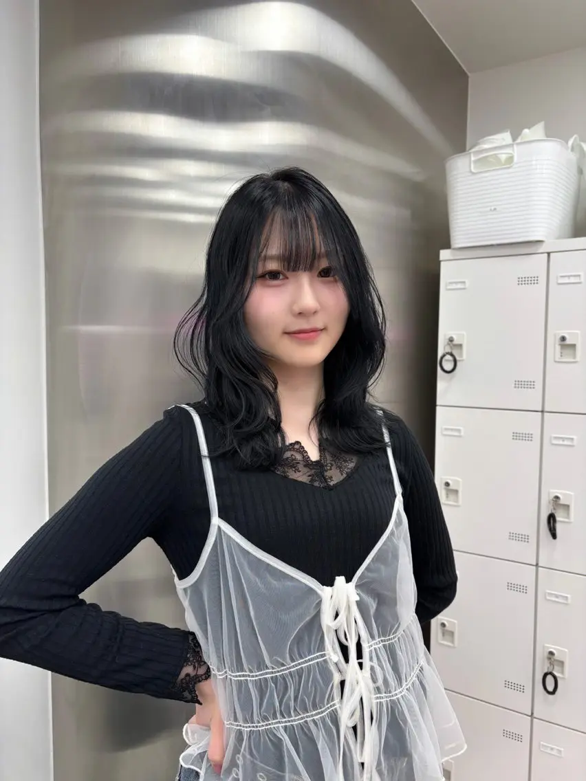 ミディアム カラー 抜け感レイヤー︴ ニュアンスカラーのヘアスタイル
